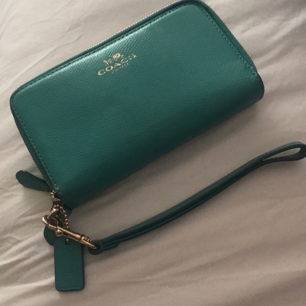 😍🤩Authentic Coach Wristlet